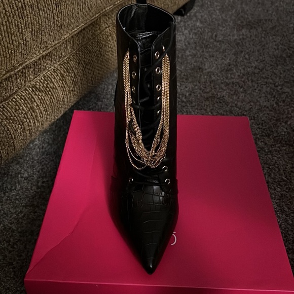 Black Booties w/ Gold Chain. - Picture 2 of 5
